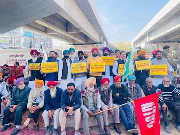 AAP Protests Alleged India-US Trade Agreement