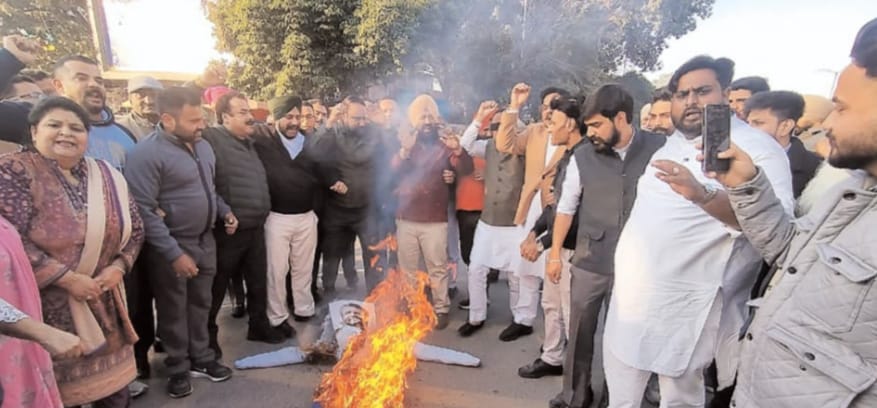 BJP Burns Rahul Gandhi Effigy Over Bittu 'Traitor' Remark