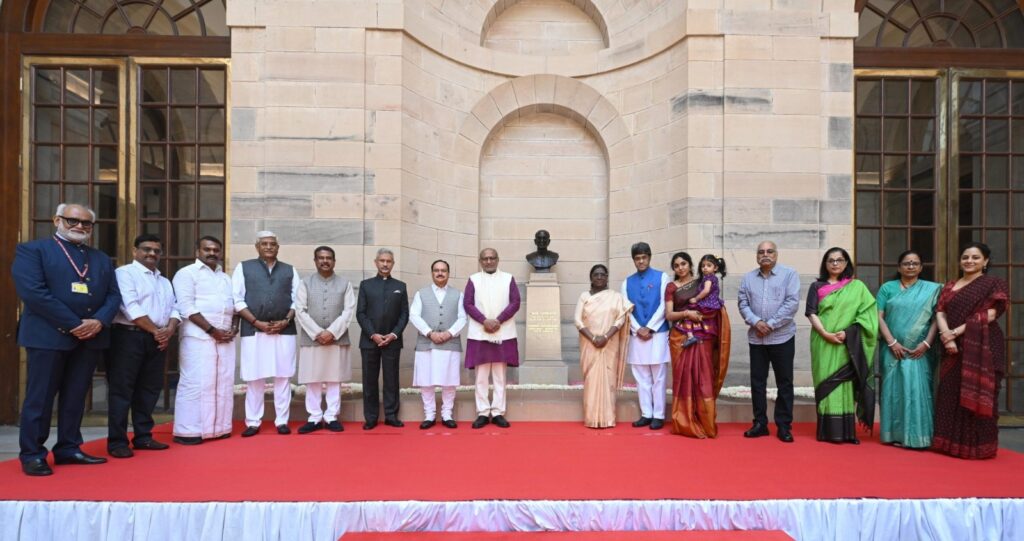 Murmu Unveils Rajagopalachari Bust at Rashtrapati