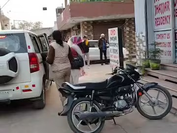 Wife Catches Husband With Another Woman at OYO Hotel in Jhajjar, Creates Uproar