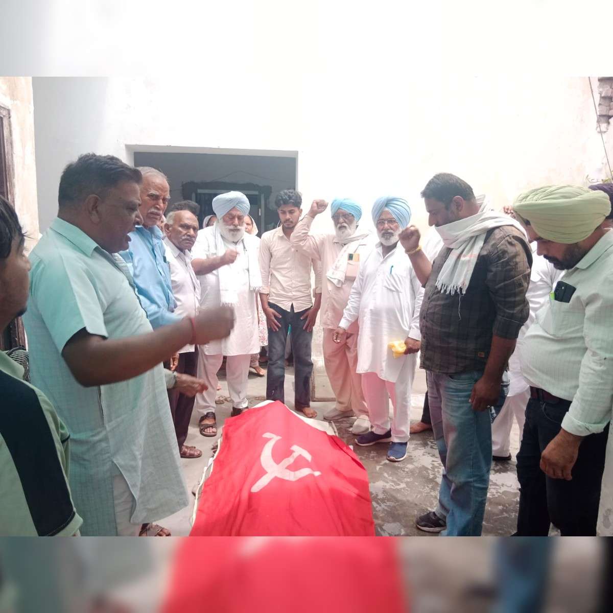 Jeet Raj Bawa Cremated, CITU Leader Given Red Salute