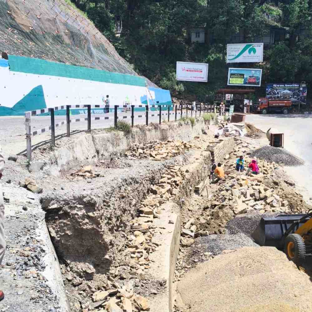 Shimla MLA Crossing RCC Danga Work Sparks Safety Alert