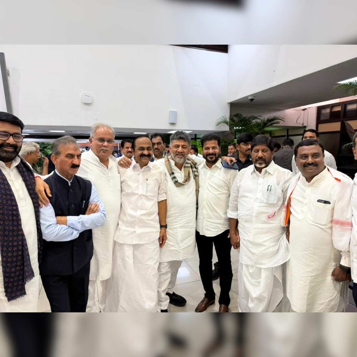 Sukhu Congratulates VD Satheesan on Kerala Oath Event