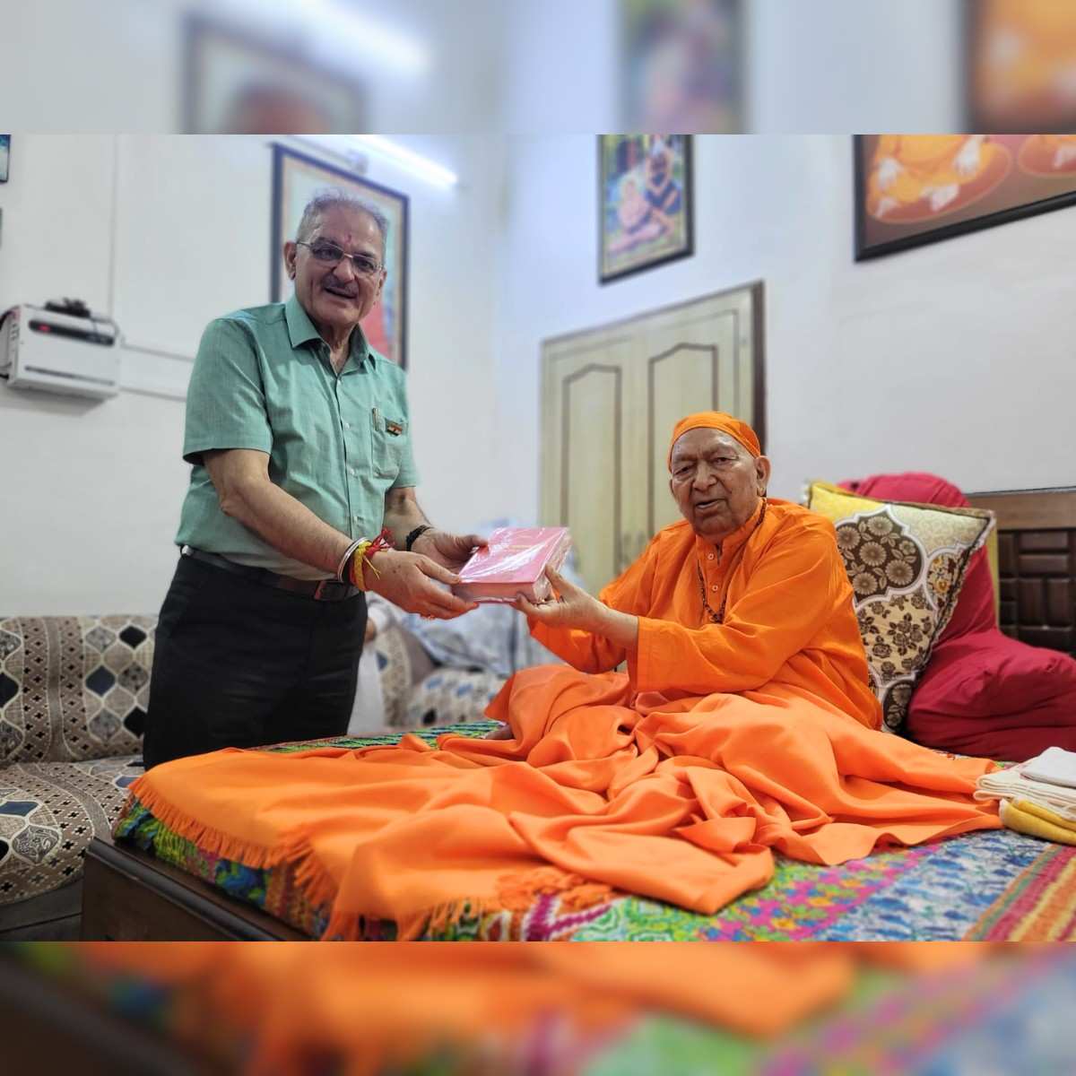 Governor Highlights Vedic Values During Ashram Visit