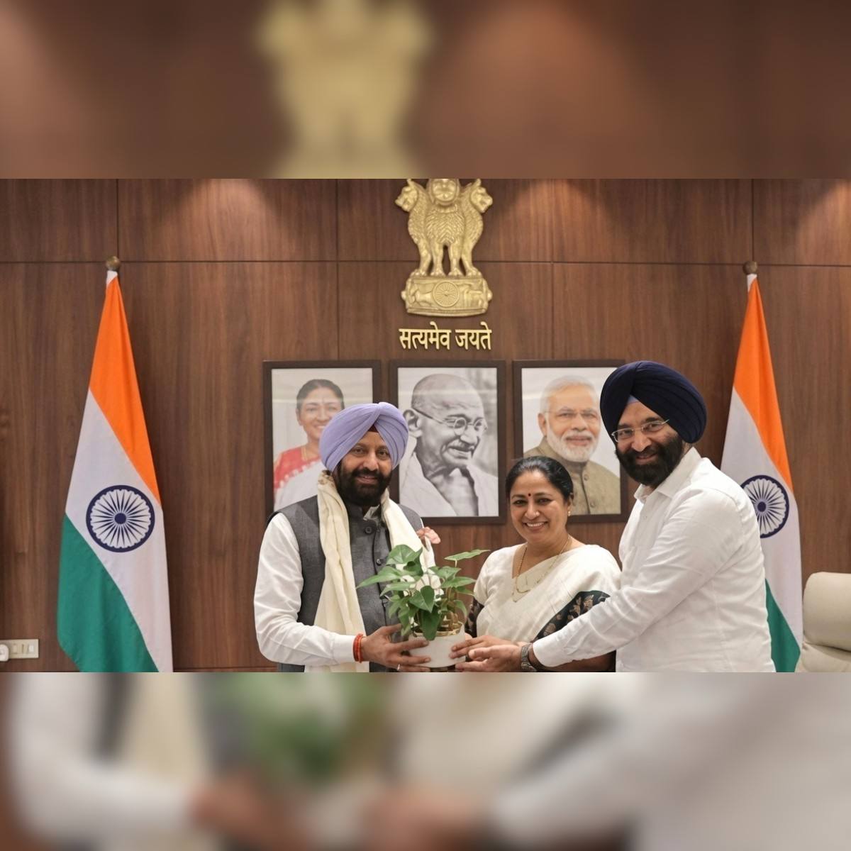 Kewal Singh Dhillon Meets Rekha Gupta in Delhi