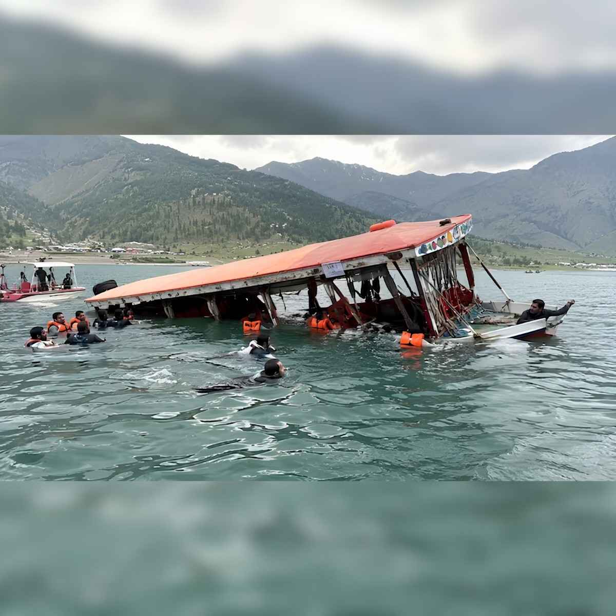 Pakistan Boat Accident Kills 7 at Saif ul Malook Lake